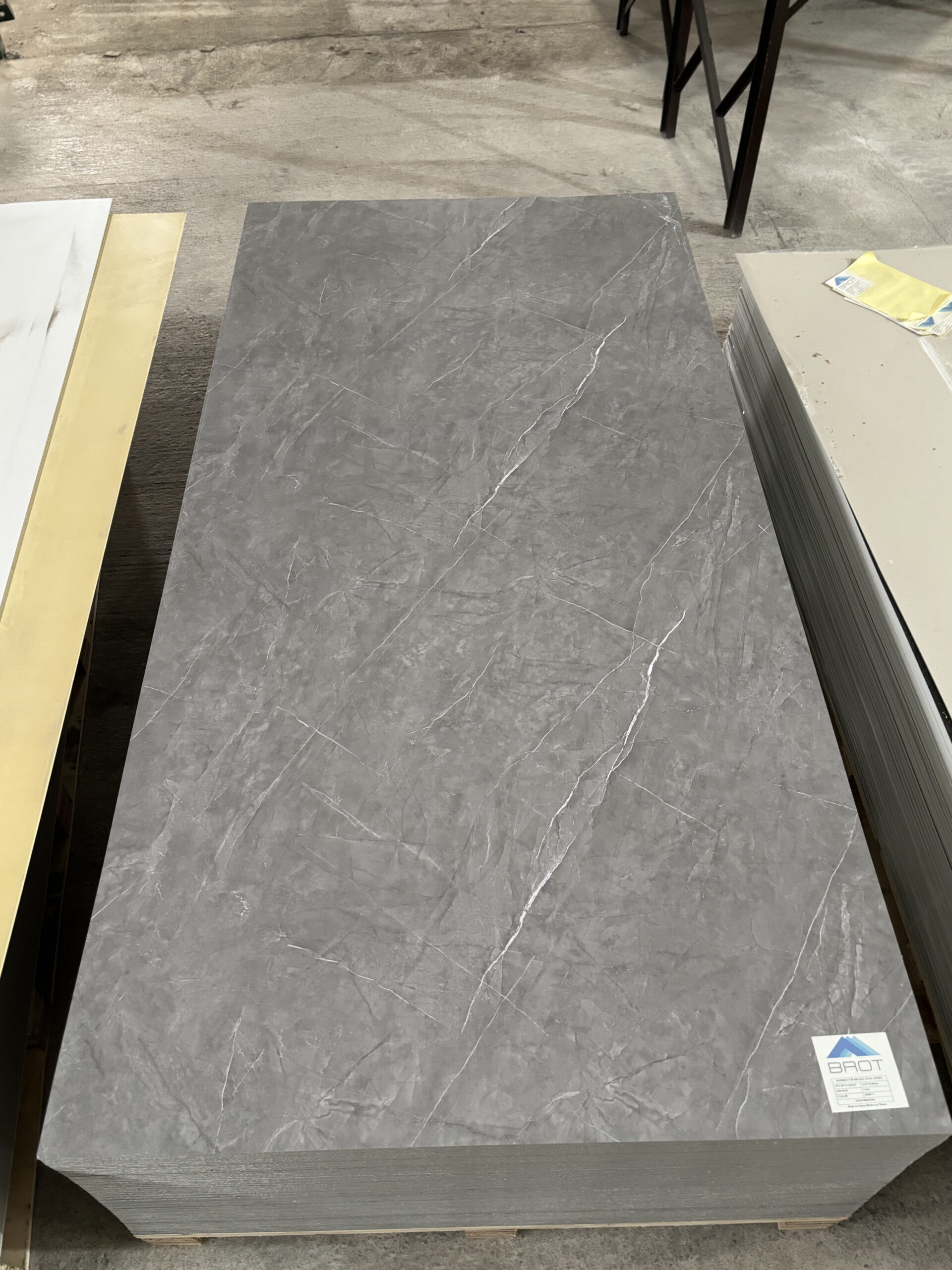 Mármol Basalto 1,22 x 2,44mts x 5mm